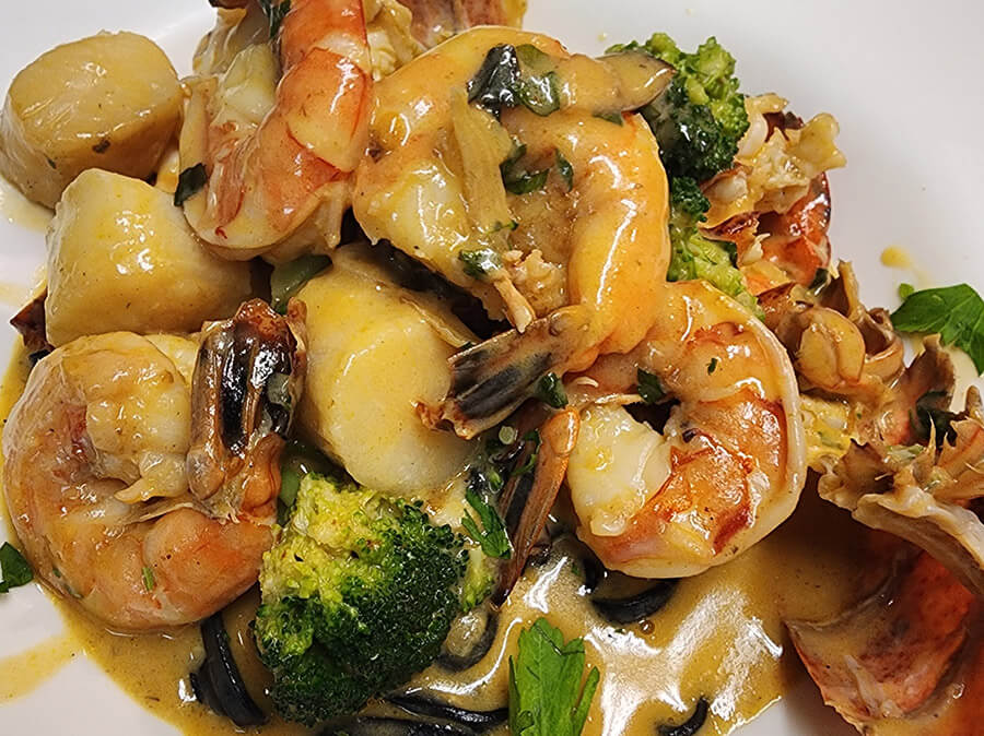 scallops shrimp and broccoli